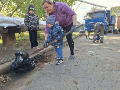 Активные жители пос. Каменск организовали субботник