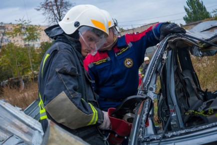 Инструкторы Донецкого регионального отделения ВСКС провели для мариупольских добровольцев мастер-класс по работе с гидравлическим аварийно-спасательным инструментом