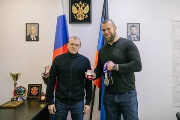 Мариупольскому спортсмену вручили медаль «Мариуполь - город воинской славы»