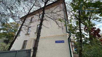 Строители восстанавливают многоквартирный дом в Ильичевском районе Мариуполя на улице 25-й Квартал