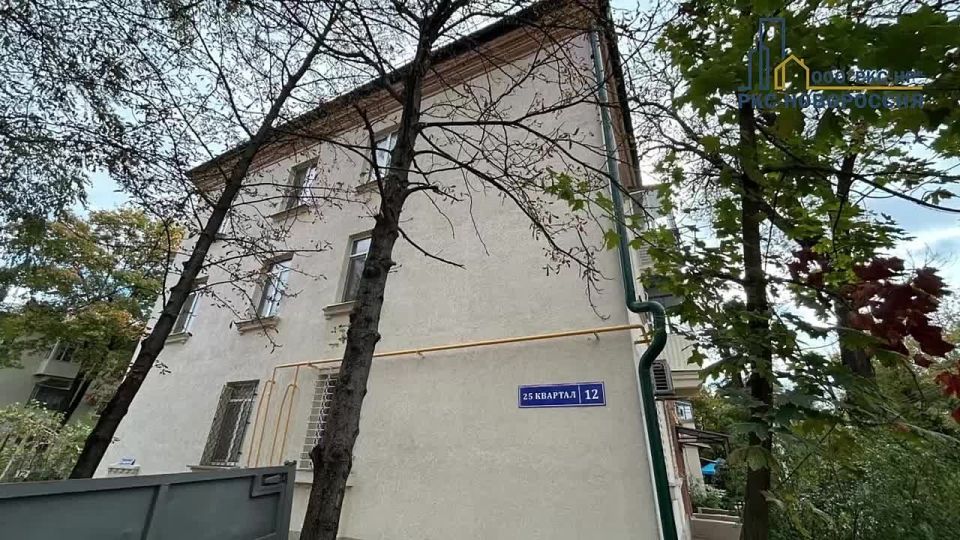 Строители восстанавливают многоквартирный дом в Ильичевском районе Мариуполя на улице 25-й Квартал