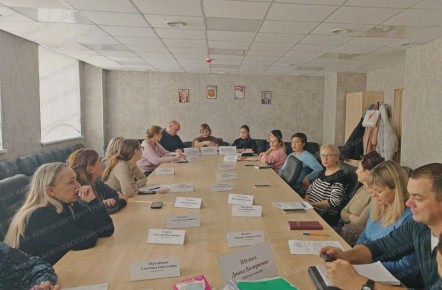 В здании управы Жовтневого внутригородского района города Мариуполя состоялось очередное заседание Комиссии по делам несовершеннолетних и защите их прав (КДНиЗП)