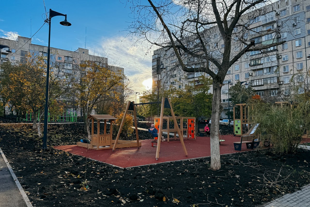 В Мариуполе продолжается благоустройство дворовых территорий