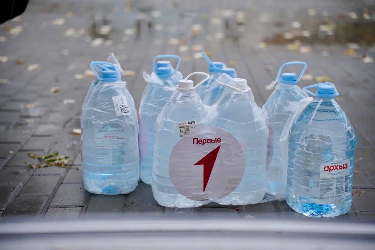 Вместе с Ресурсным центром добровольчества организовали доставку питьевой воды в школы Мариуполя