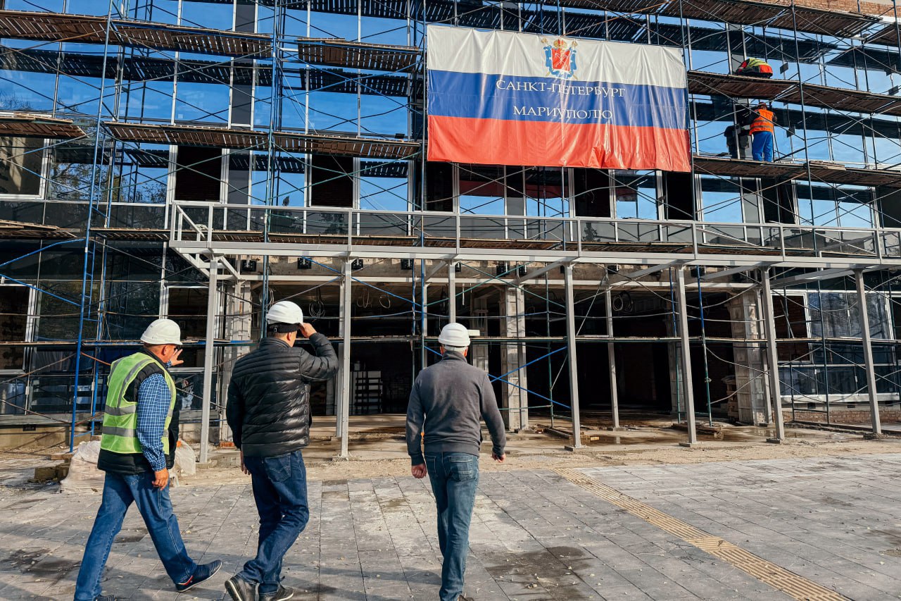 Петербургские строители продолжают восстанавливать спорткомплекс «Нептун» в Мариуполе