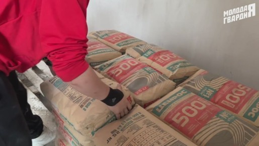 Волонтёры «Молодой Гвардии» и «Волонтёрской Роты» продолжают вносить свой вклад в благоустройство родного города!