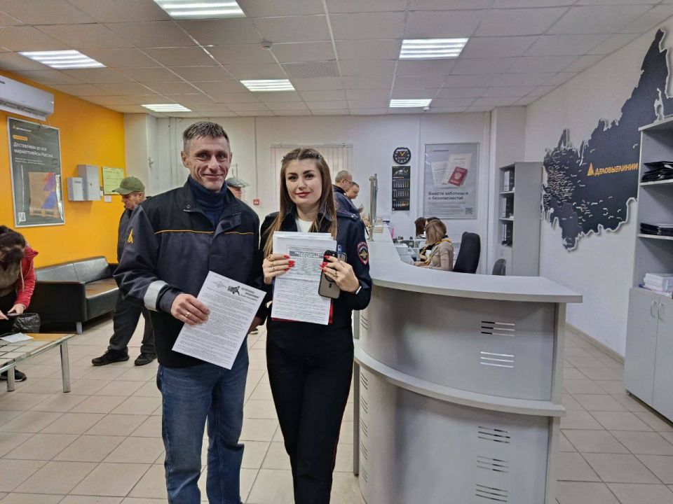 Полицейские в Мариуполе проводят профилактические беседы на предприятиях