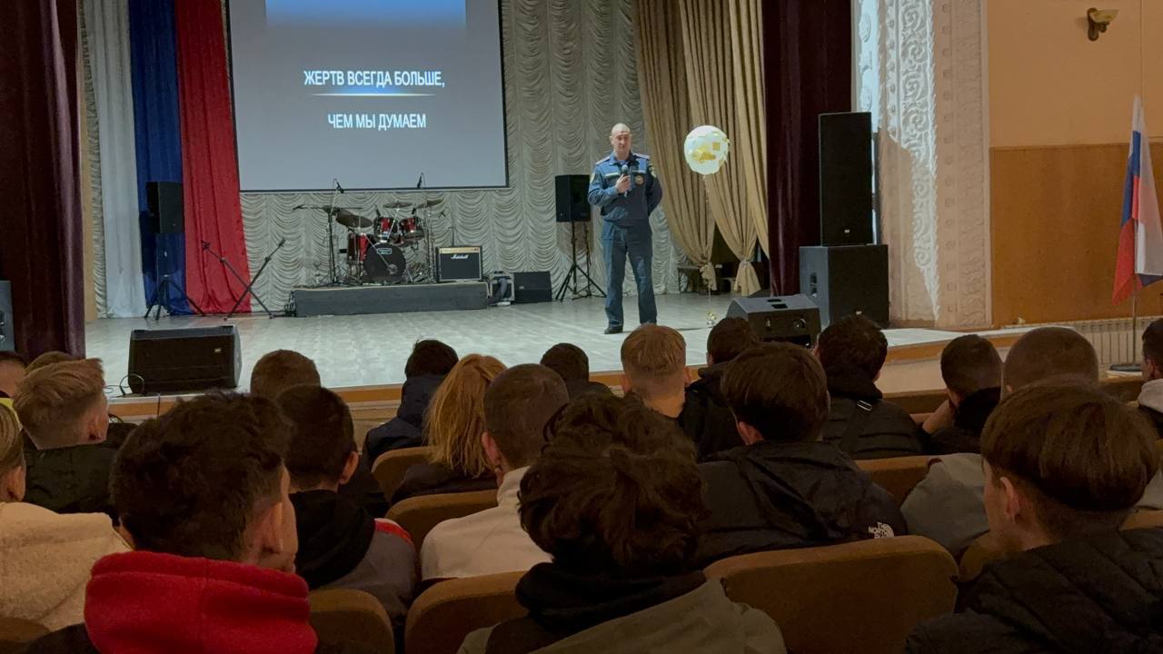 Интерактивный краш-курс напомнил учащимся Мариуполя о цене беспечности на дороге