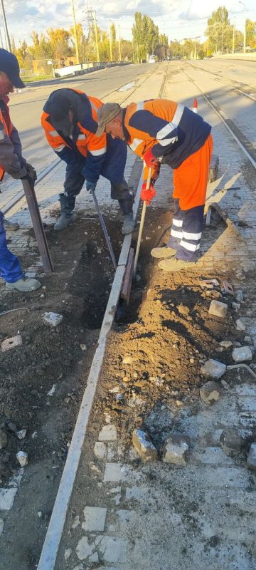 Мариупольтранс: Специалисты службы по обслуживанию и ремонту пути МУП «МАРИУПОЛЬТРАНС» произвели ремонт 87м одиночного пути, выполнив ремонт стыков и перешивку пути