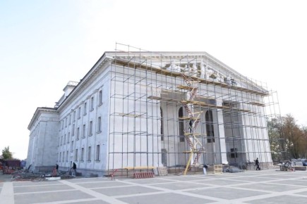 Восстановительные работы в драмтеатре Мариуполя близятся к завершению