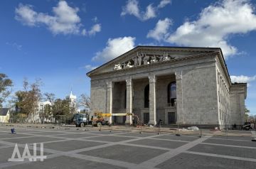 Камень из Киргизии и поворотный круг: кадры возрождения драмтеатра Мариуполя