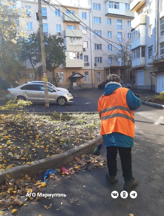 В Мариуполе продолжается уборка придомовых территорий
