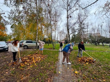В ЕДИНСТВЕ - СИЛА. В преддверии Дня народного единства, а также в рамках подготовки к осенне-зимнему периоду, сотрудники Управы Орджоникидзевского района приняли активное участие в общегородском субботнике