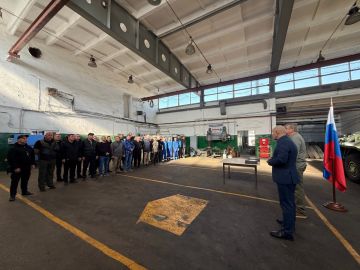 Руководитель Представительства Санкт-Петербурга в Мариуполе Олег Моргун вручил благодарственные письма специалистам из Северной столицы