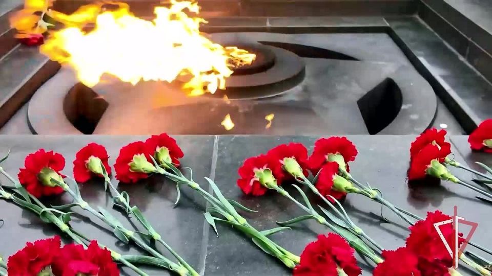 Росгвардейцы из разведподразделений, войскового и полицейского спецназа ведомства, выполняющие служебно-боевые задачи в зоне специальной военной операции на территории Донецкой Народной Республики, поздравили граждан страны...