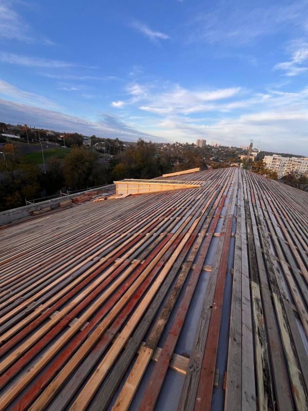 Строители из Ленобласти приступили к финальному этапу ремонта кровли ДК «Чайка»