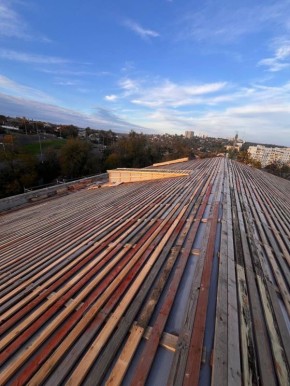 Строители из Ленобласти приступили к финальному этапу ремонта кровли ДК «Чайка»