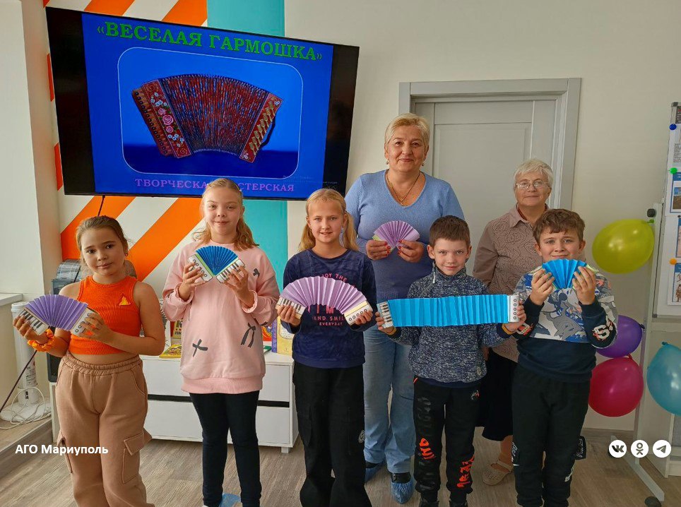 Юным мариупольцам организовали мастер-класс по изготовлению бумажных гармошек