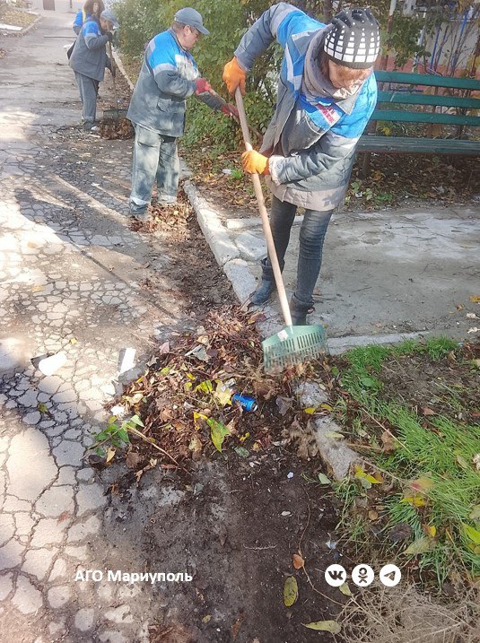 Во всех районах Мариуполя жилищники провели уборку дворов многоквартирных домов
