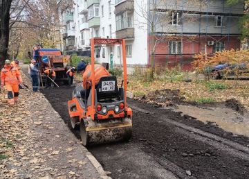 Сотрудники МУП "Мариупольавтодор" осуществляют благоустройство территории Ильичевского района