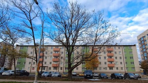 Жизнь возвращается в дома на улице Бахчиванджи в Мариуполе