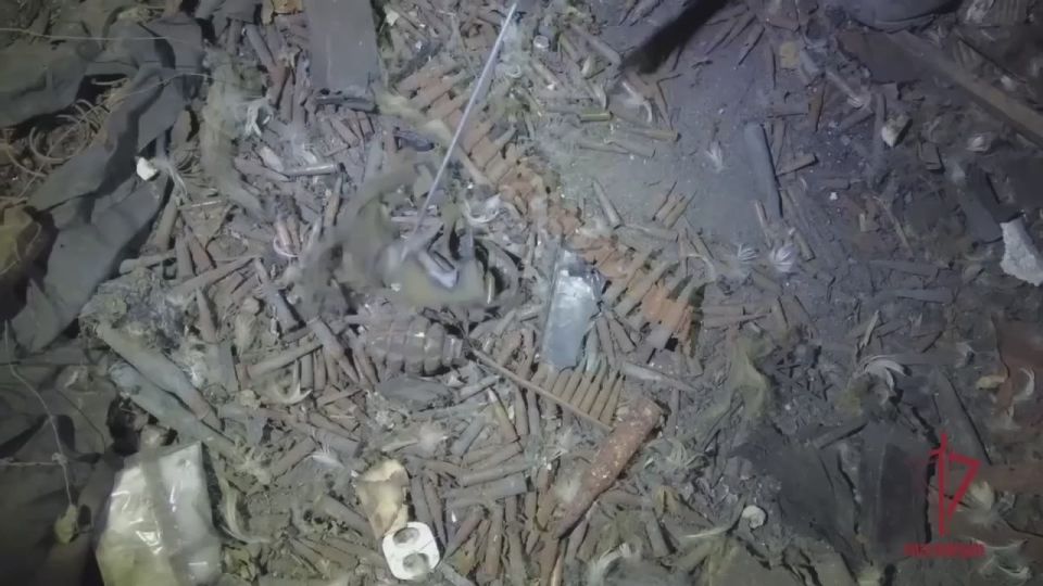 В Мариуполе спецподразделения Росгвардии обнаружили в одном из подвалов завода «Азовсталь» бывший пункт размещения украинских боевиков