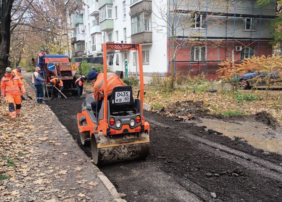 Сотрудники МУП "Мариупольавтодор" осуществляют благоустройство территории Ильичевского района