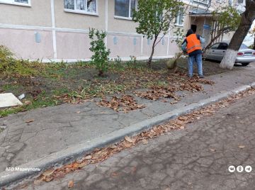 Коммунальщики навели порядок в очередных дворах мариупольских многоэтажек