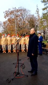 В Приморском парке состоялось открытие бюста легендарному летчику, военачальнику Красной Армии, трижды герою Советского Союза и первому почетному гражданину Мариуполя Александру Покрышкину