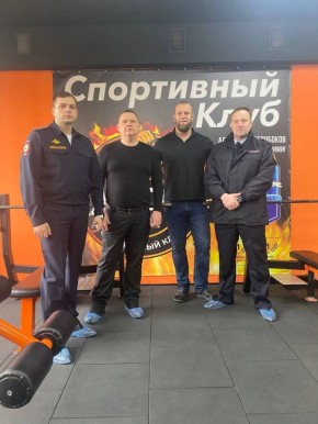 Состоялась встреча руководства Управления МВД Российской Федерации "Мариупольское" с членом национальной сборной России,вице-чемпионом мира 2025 в дисциплине толкания ядра (лёгкая атлетика) Александром Белобоковым