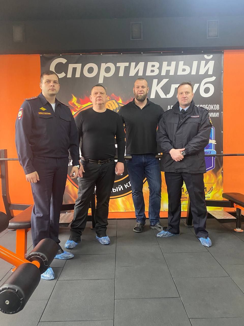 Состоялась встреча руководства Управления МВД Российской Федерации "Мариупольское" с членом национальной сборной России,вице-чемпионом мира 2025 в дисциплине толкания ядра (лёгкая атлетика) Александром Белобоковым