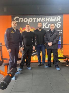 Состоялась встреча руководства Управления МВД Российской Федерации "Мариупольское" с членом национальной сборной России,вице-чемпионом мира 2025 в дисциплине толкания ядра (лёгкая атлетика) Александром Белобоковым