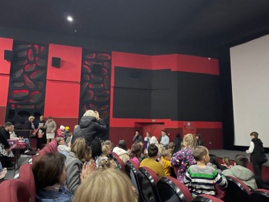 В Мариуполе полицейские организовали для семей сотрудников поход в кинотеатр