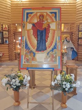 Укрепляя духовные мосты. Сегодня, 15 ноября, в храме Святого благоверного князя Александра Невского передали в дар икону Божией Матери «Августовская» из города-побратима Санкт-Петербурга