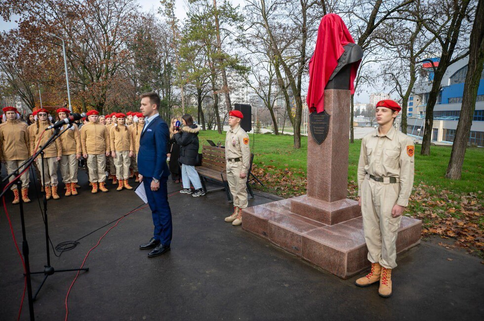 В Мариуполе увековечили память легендарного летчика Александра Покрышкина