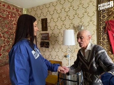 Активисты «Молодой Гвардии» вновь навестили ветерана Великой Отечественной войны — Степана Васильевича Волошина