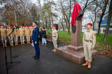 В Мариуполе увековечили память легендарного летчика Александра Покрышкина