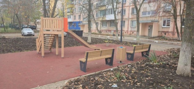 Специалисты из Санкт-Петербурга завершили благоустройство дворов в Мариуполе