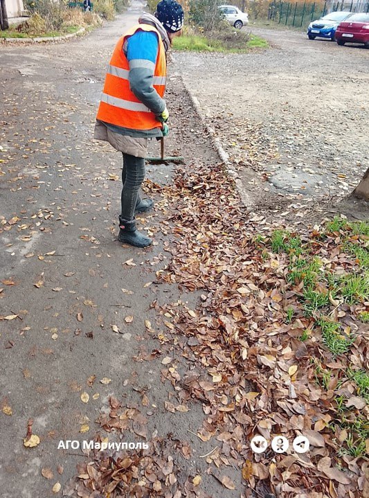 В Мариуполе коммунальщики продолжают уборку придомовых территорий