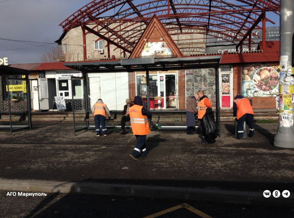 Мариупольские рабочие дорожного строительства наводят порядок на остановочных павильонах