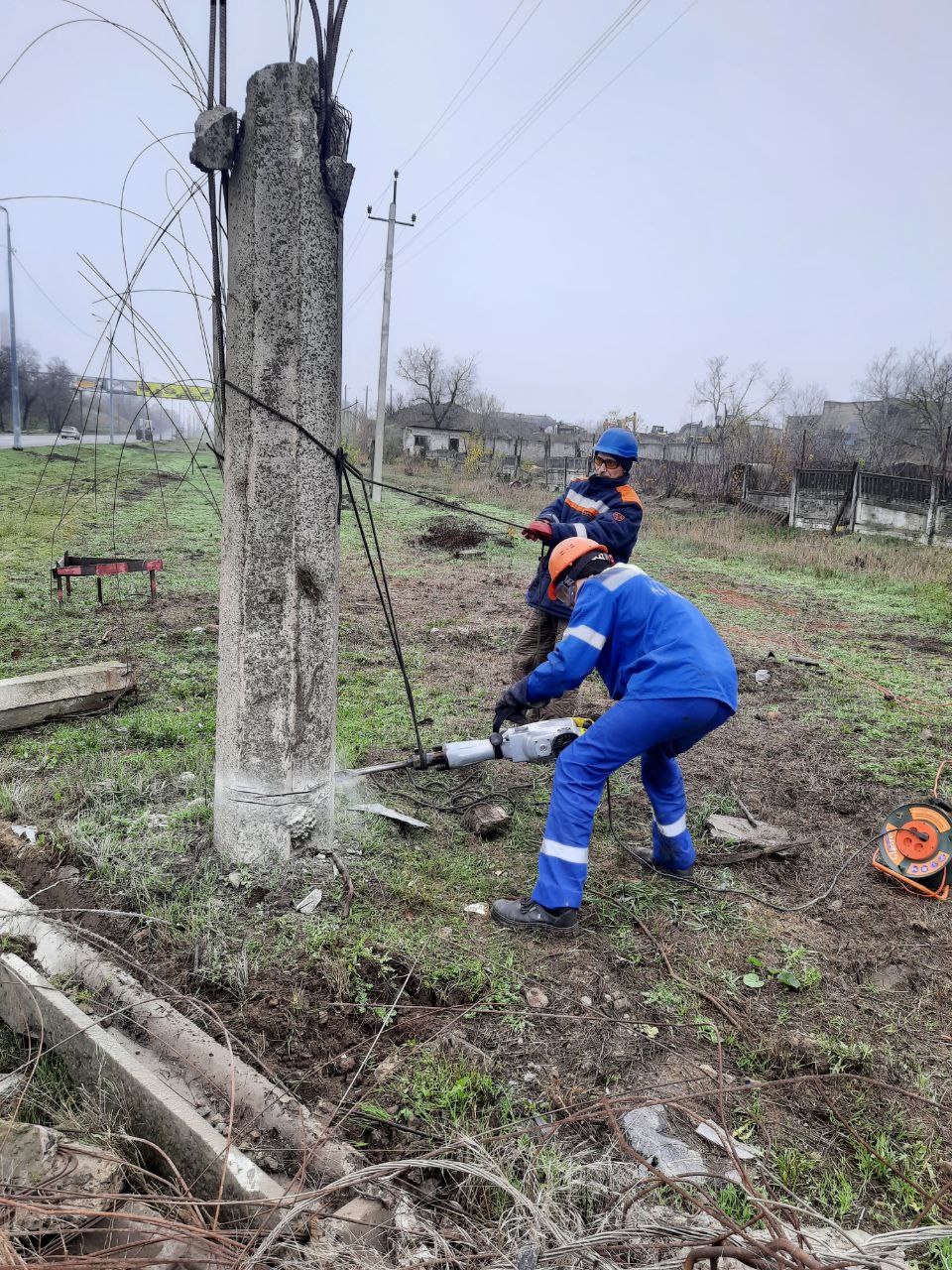 Мариупольтранс: Специалистами службы энергохозяйства МУП "МАРИУПОЛЬТРАНС" выполнены работы по демонтажу аварийных опор контактной сети трамвая на пр. 1-го Мая