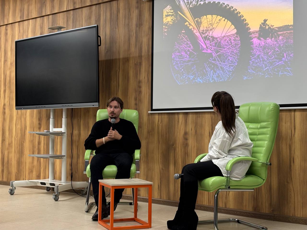 Черно-белая фотография, или девочка с буханкой хлеба