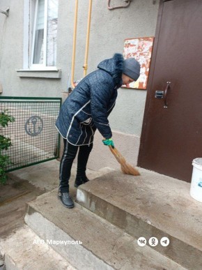 На левобережье Мариуполя жилищники провели уборку дворов и подъездов многоэтажек