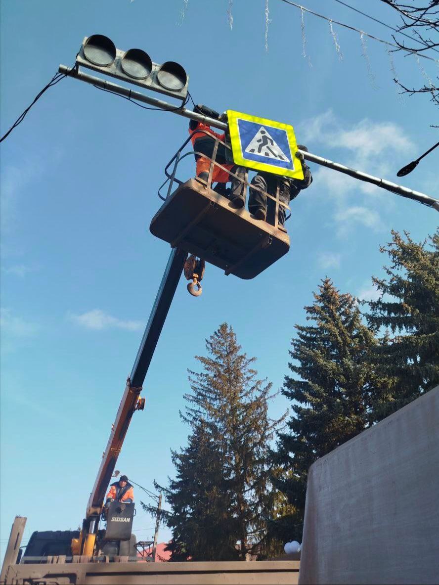 В минувшие сутки в рамках содержания автомобильных дорог общего пользования установили новые дорожные знаки и выполнили работы по очистке дорожного покрытия