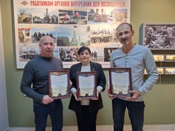 Мариупольские полицейские поблагодарили сотрудников Музея А. А. Жданова за помощь в создании экспозиции