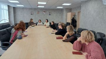 В управе Жовтневого внутригородского района города Мариуполя состоялась рабочая встреча заместителя руководителя управы Ирины Кондратенко с сотрудниками