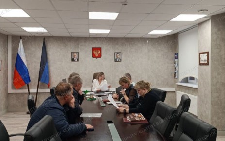 Руководитель управы Жовтневого внутригородского района города Мариуполь Оксана Кирьякулова провела рабочую встречу