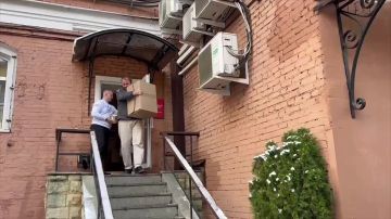 В Санкт-Петербурге активисты Народного фронта совместно с благотворительным фондом «Добродушие» подготовили и отправили очередную партию гуманитарной помощи для детей из Мариуполя