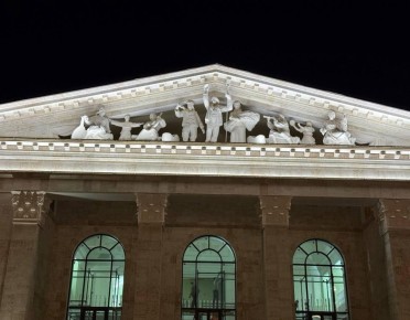 Строители Санкт-Петербурга проводят пусконаладочные работы архитектурной подсветки фасада здания драмтеатра