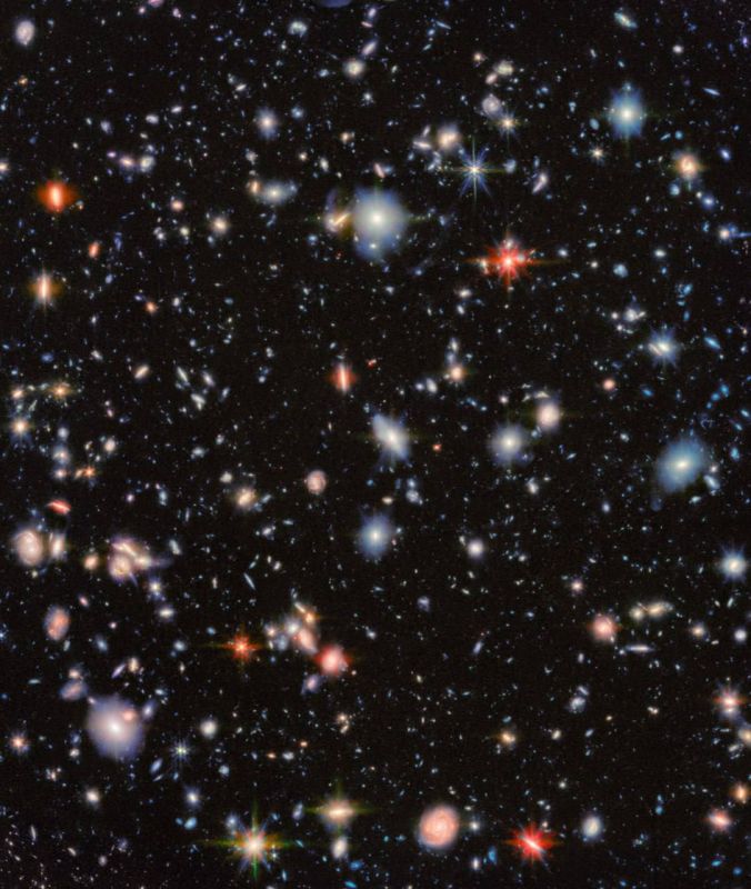 2500 галактик на 1 кадре. Телескоп Уэбба продолжает традицию Хаббла, наблюдая участки неба, которые кажутся пустыми